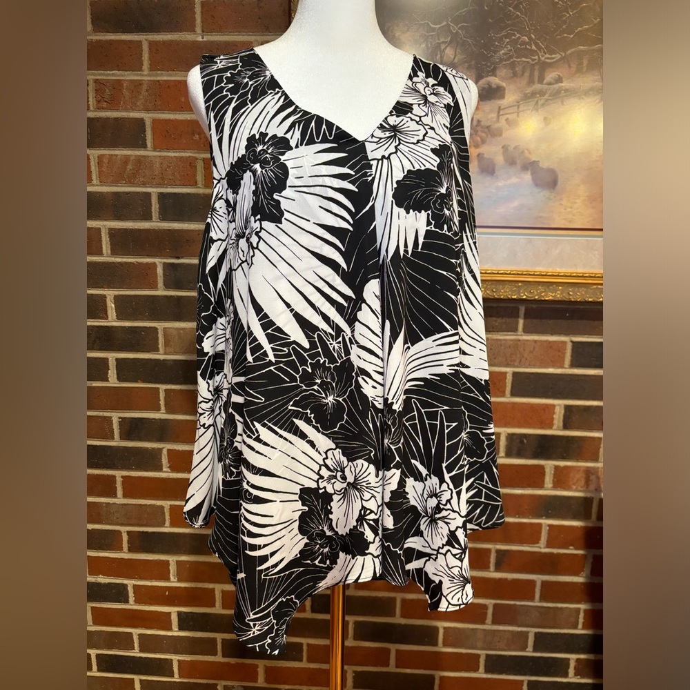 Zac & Rachel size XL Black and white floral print sleeveless blouse.